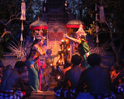 La Danza Del Kecak Y Fuego